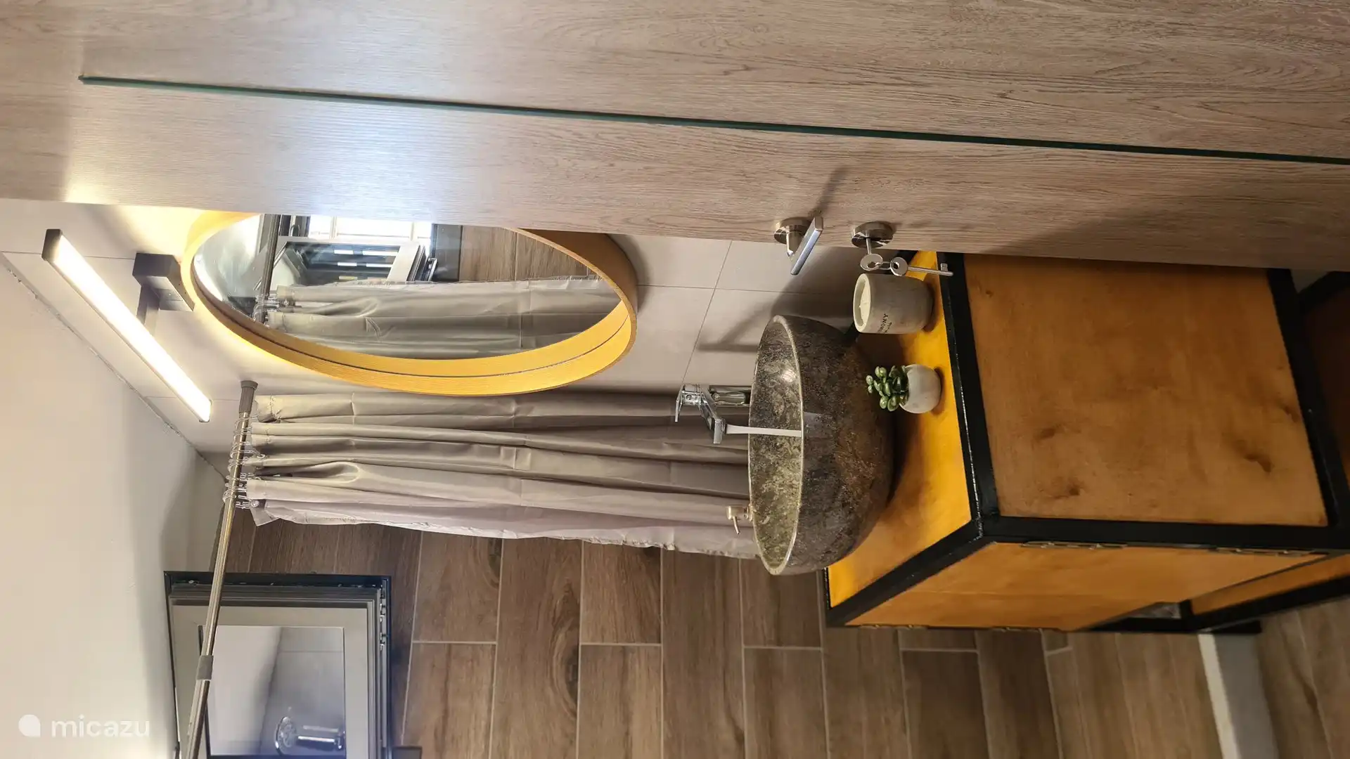 Moderno baño totalmente equipado con todo lo esencial, combinando estilo y funcionalidad para su comodidad y confort.