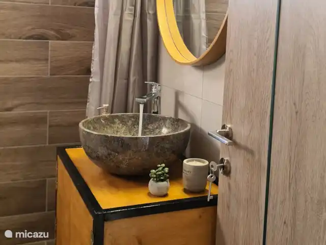 villa huren in Griekenland, Kreta, Heraklion – Het gefluister van de Olijf  Moderne badkamer volledig uitgerust met alle benodigdheden, een combinatie van stijl en functionaliteit voor uw gemak en comfort.