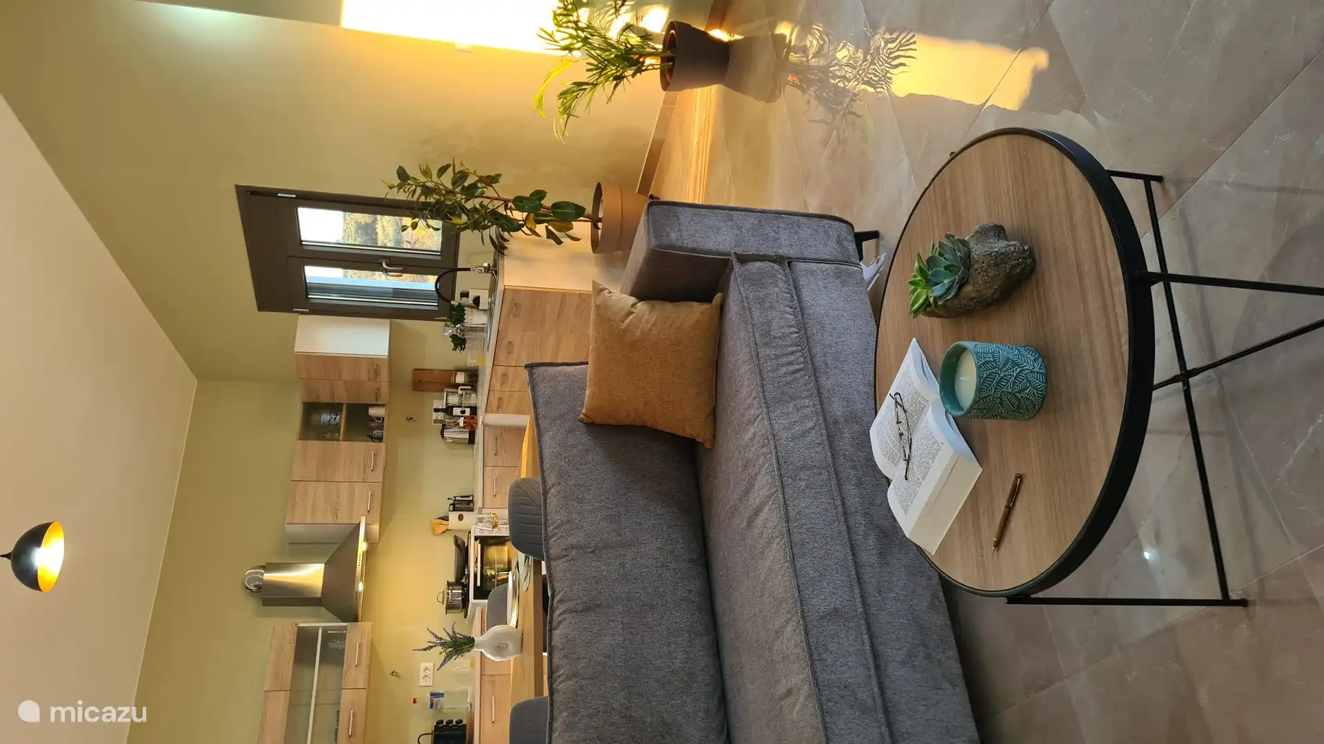 La sala de estar emana calidez y confort, con un espacio cuidadosamente diseñado que invita a relajarse y descansar. Ya sea que esté acurrucado en el suave sofá con un libro o disfrutando de una noche tranquila en f