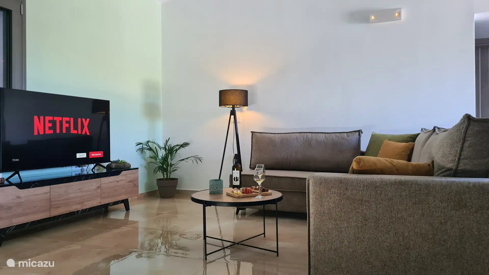 La sala de estar emana calidez y confort, con un espacio cuidadosamente diseñado que invita a relajarse y descansar. Ya sea que esté acurrucado en el suave sofá con un libro o disfrutando de una noche tranquila en f