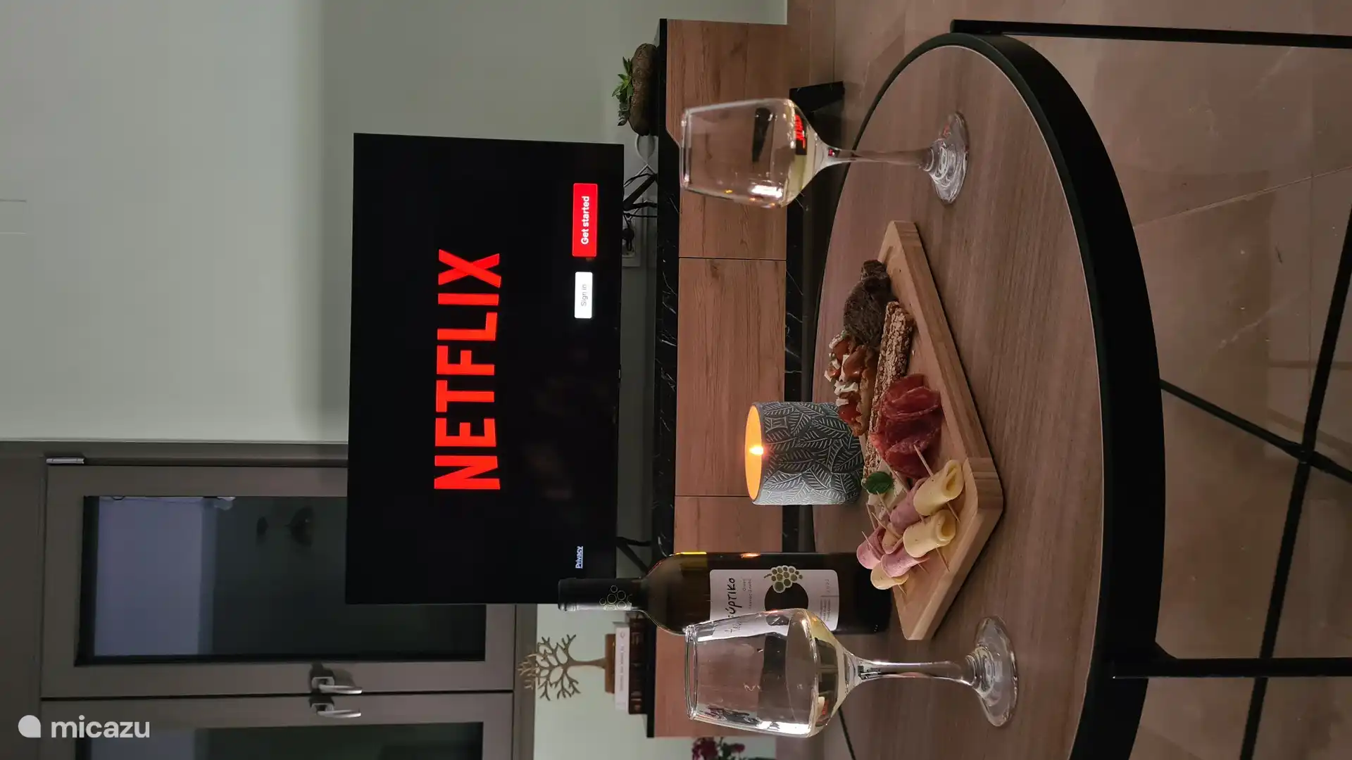 Relájese con una buena película y una copa de vino en el acogedor sofá, la manera perfecta de terminar el día con comodidad.