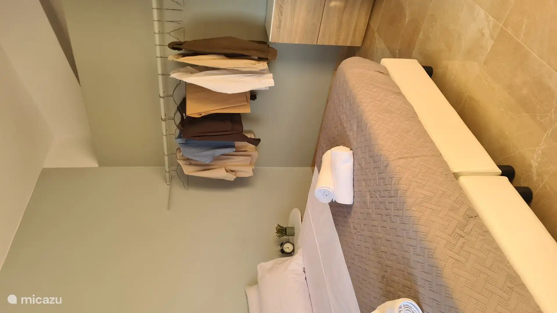 Una cama king-size espaciosa y moderna diseñada para el máximo confort y noches de descanso.