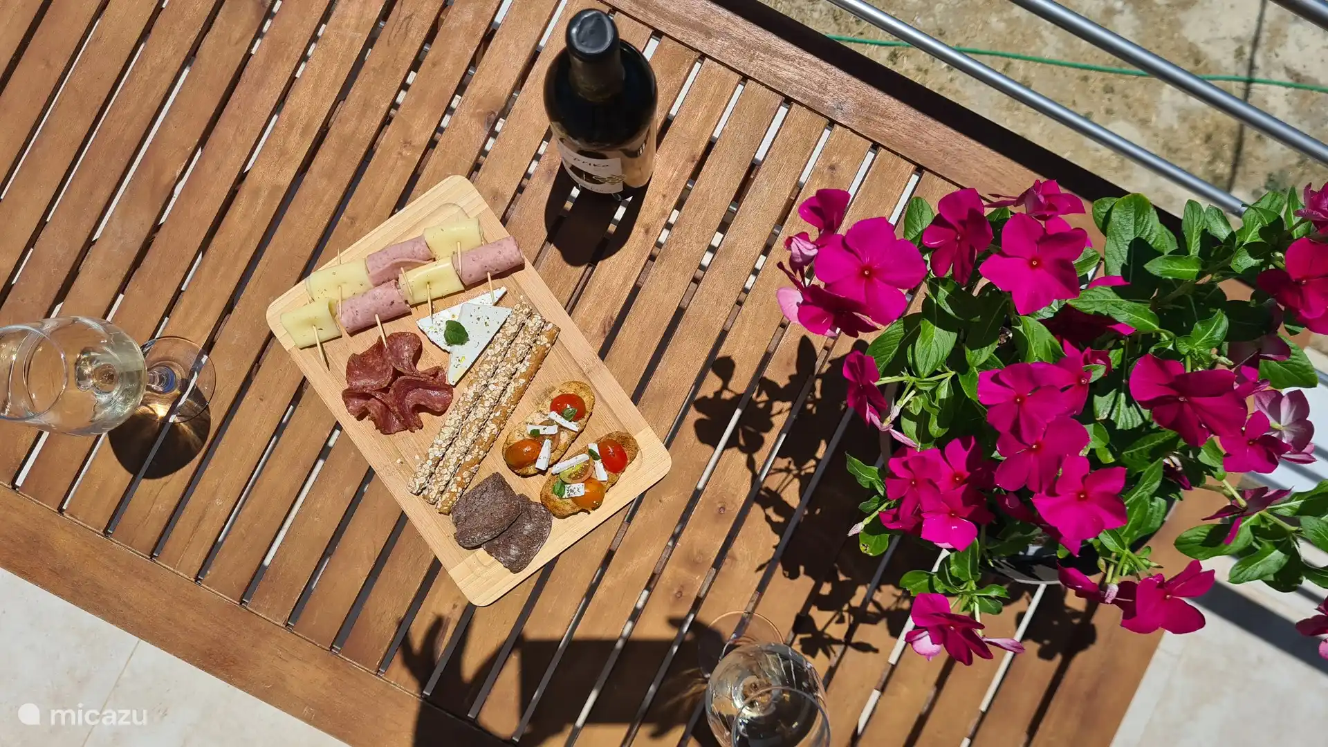 Disfrute de una cena romántica en el balcón con una copa de vino, rodeado de naturaleza, el ambiente perfecto para relajarse y descansar.