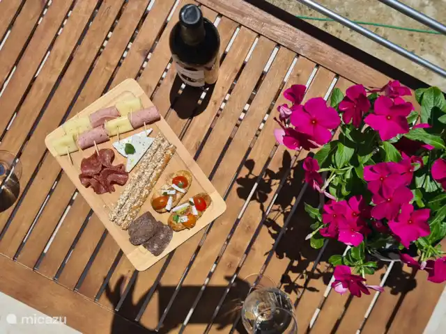 villa huren in Griekenland, Kreta, Heraklion – Het gefluister van de Olijf  Geniet van een romantisch diner op het balkon met een glas wijn, midden in de natuur - de perfecte sfeer om te ontspannen en tot rust te komen.