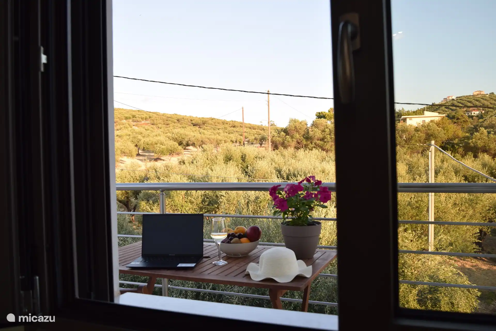 Disfrute de una cena romántica en el balcón con una copa de vino, rodeado de naturaleza, el ambiente perfecto para relajarse y descansar.