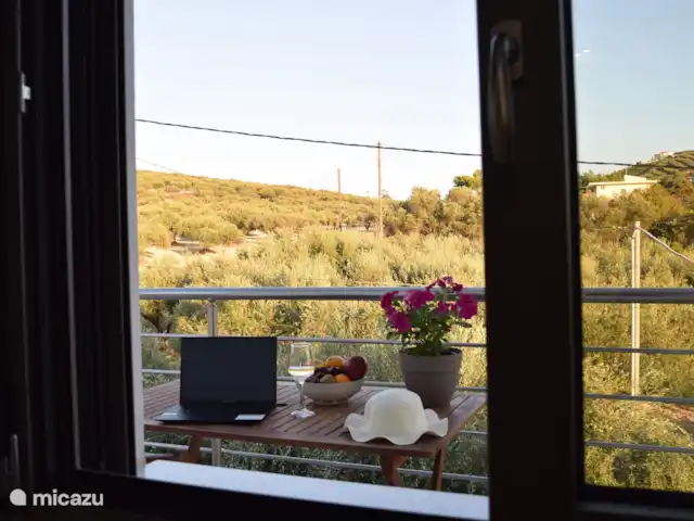 villa huren in Griekenland, Kreta, Heraklion – Het gefluister van de Olijf  Geniet van een romantisch diner op het balkon met een glas wijn, midden in de natuur - de perfecte sfeer om te ontspannen en tot rust te komen.