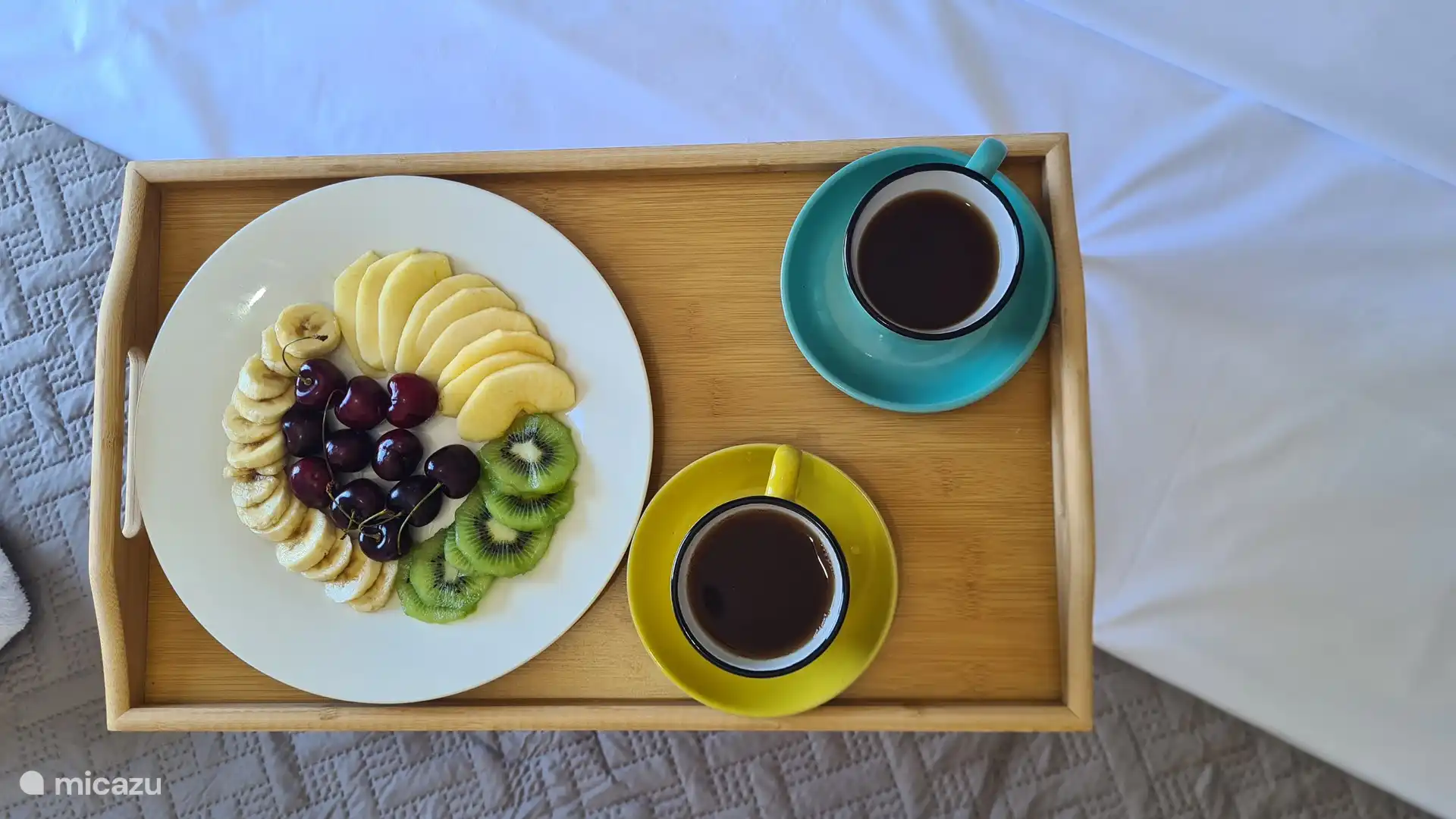 Disfrute del desayuno en la cama mientras se relaja con los relajantes sonidos de la naturaleza y disfruta de la tranquila vista desde el balcón, una manera perfecta de comenzar el día.