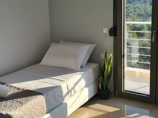 villa huren in Griekenland, Kreta, Heraklion – Het gefluister van de Olijf  Lichte en gezellige slaapkamer met een comfortabel bed, airconditioning en directe toegang tot een eigen balkon met een prachtig uitzicht.