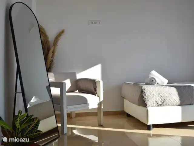 villa huren in Griekenland, Kreta, Heraklion – Het gefluister van de Olijf  Lichte en gezellige slaapkamer met een comfortabel bed, airconditioning en directe toegang tot een eigen balkon met een prachtig uitzicht.