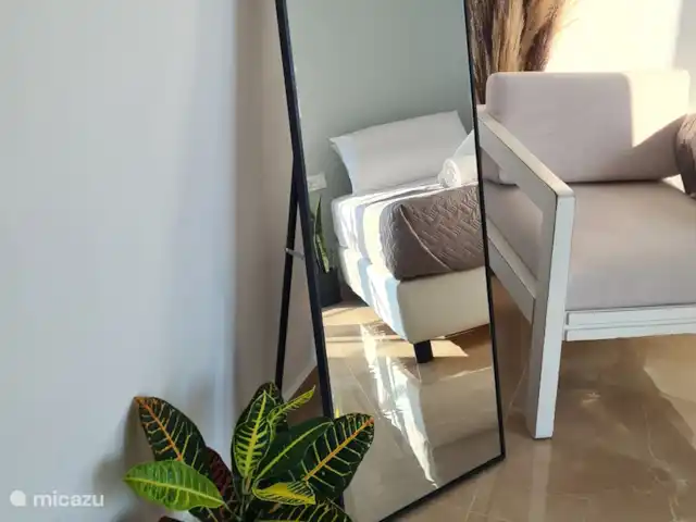 villa huren in Griekenland, Kreta, Heraklion – Het gefluister van de Olijf  Moderne slaapkamer met een minimalistisch design, versterkt door de rustgevende aanwezigheid van kamerplanten - een serene en stijlvolle ruimte om uit te rusten en op te laden.