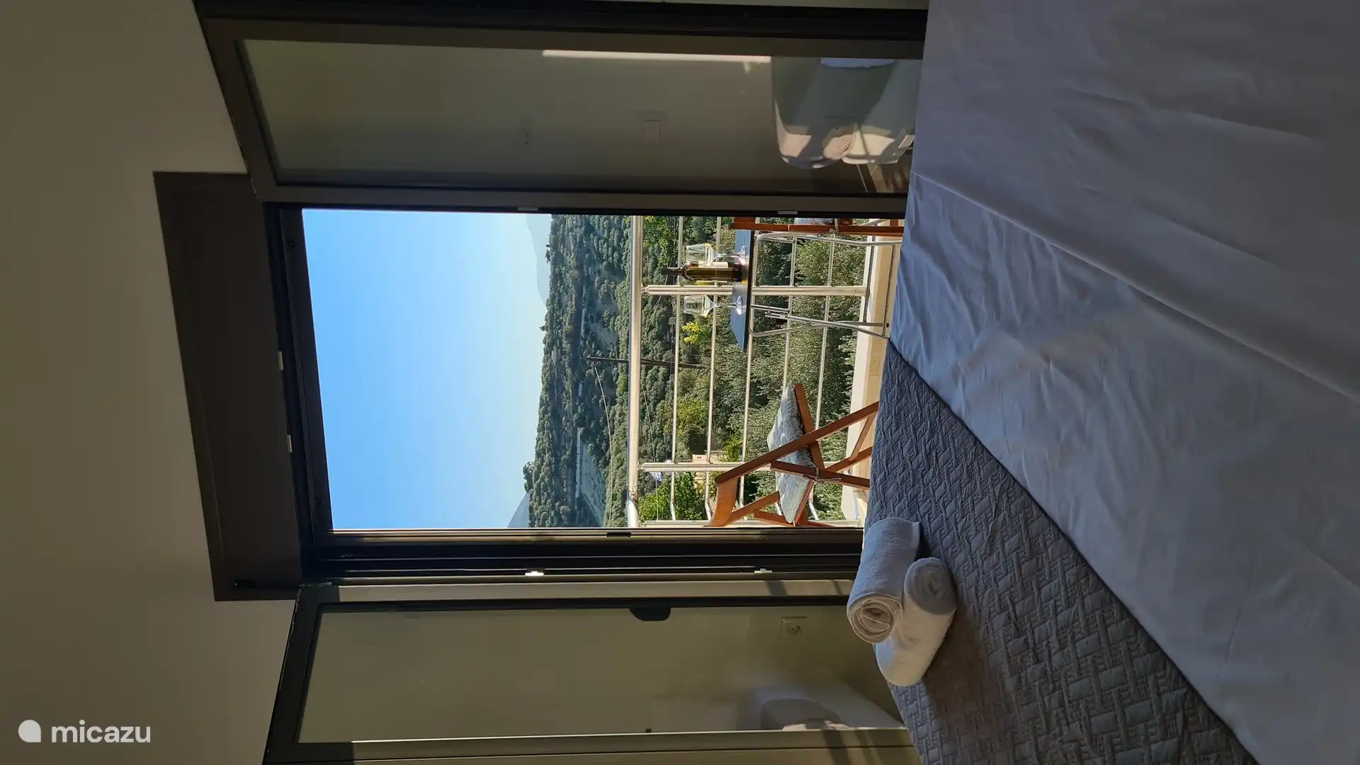 Disfrute de una impresionante puesta de sol desde su balcón privado, acompañado de una copa de vino y fruta fresca: pura relajación.