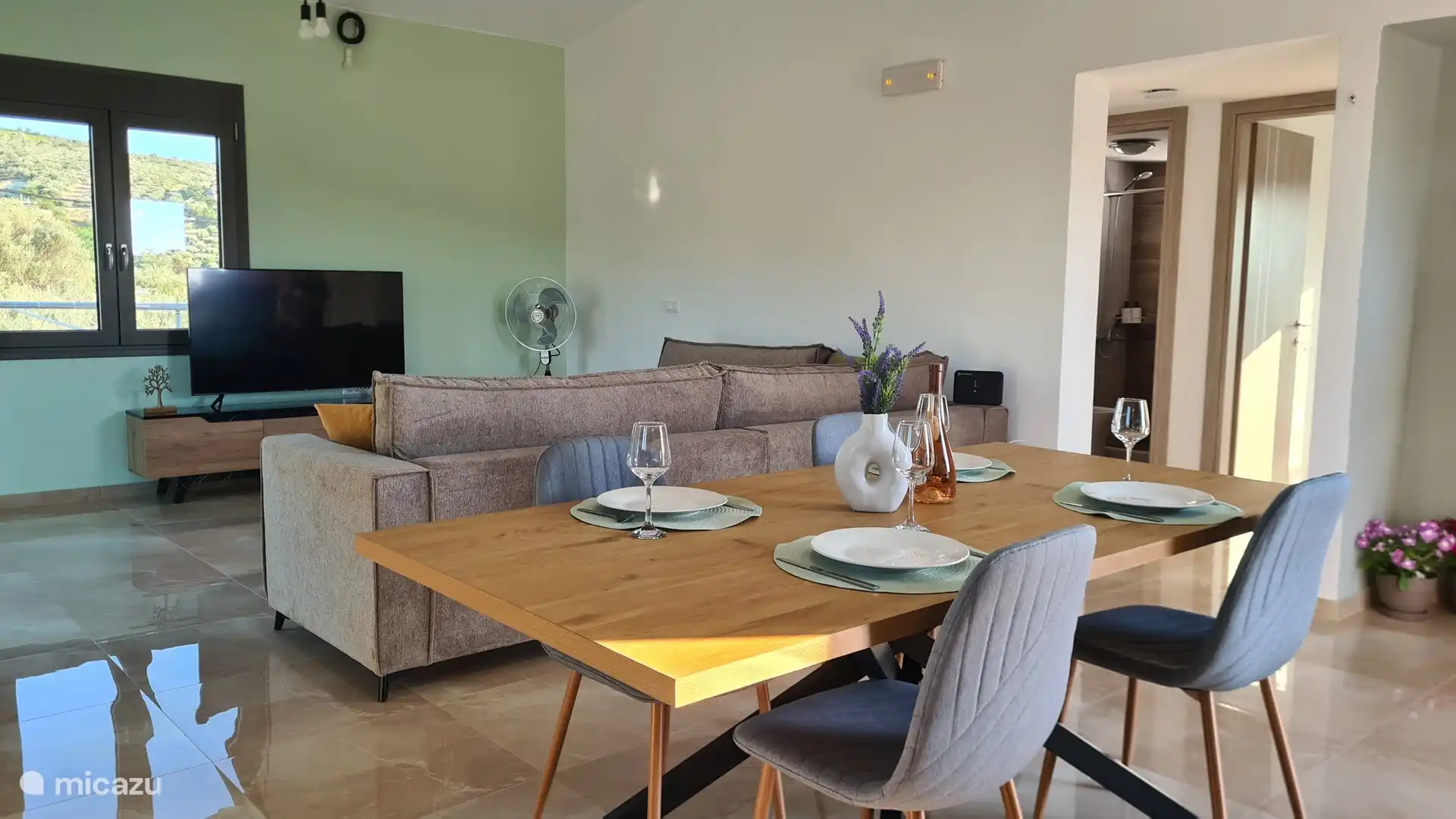 Amplia sala de estar y comedor de planta abierta con una gran mesa de comedor, perfecta para disfrutar de comidas juntos o relajarse con amigos y familiares.