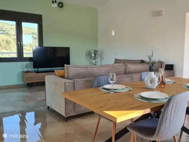 villa huren in Griekenland, Kreta, Heraklion – Het gefluister van de Olijf  Ruime open woon- en eetkamer met een grote eettafel - perfect om samen te genieten van maaltijden of te ontspannen met vrienden en familie.