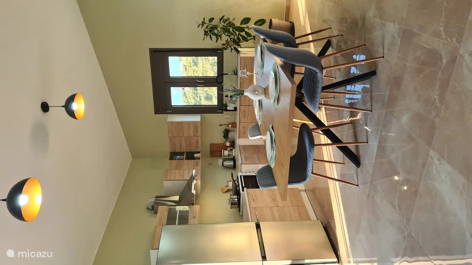 Amplio y cómodo comedor moderno, complementado con una cocina totalmente equipada y una hermosa vista del jardín, perfecta para disfrutar de las comidas y entretener a los invitados.