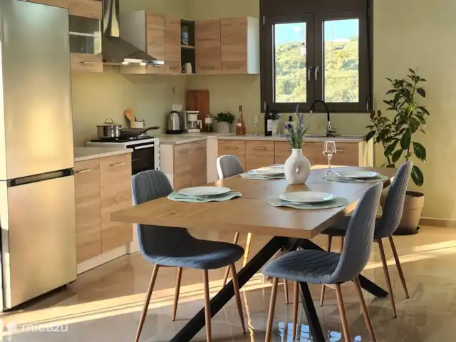 villa huren in Griekenland, Kreta, Heraklion – Het gefluister van de Olijf  Ruime en comfortabele moderne eethoek, aangevuld met een volledig uitgeruste keuken en een prachtig uitzicht op de tuin - perfect om te genieten van maaltijden en gasten te ontvangen.
