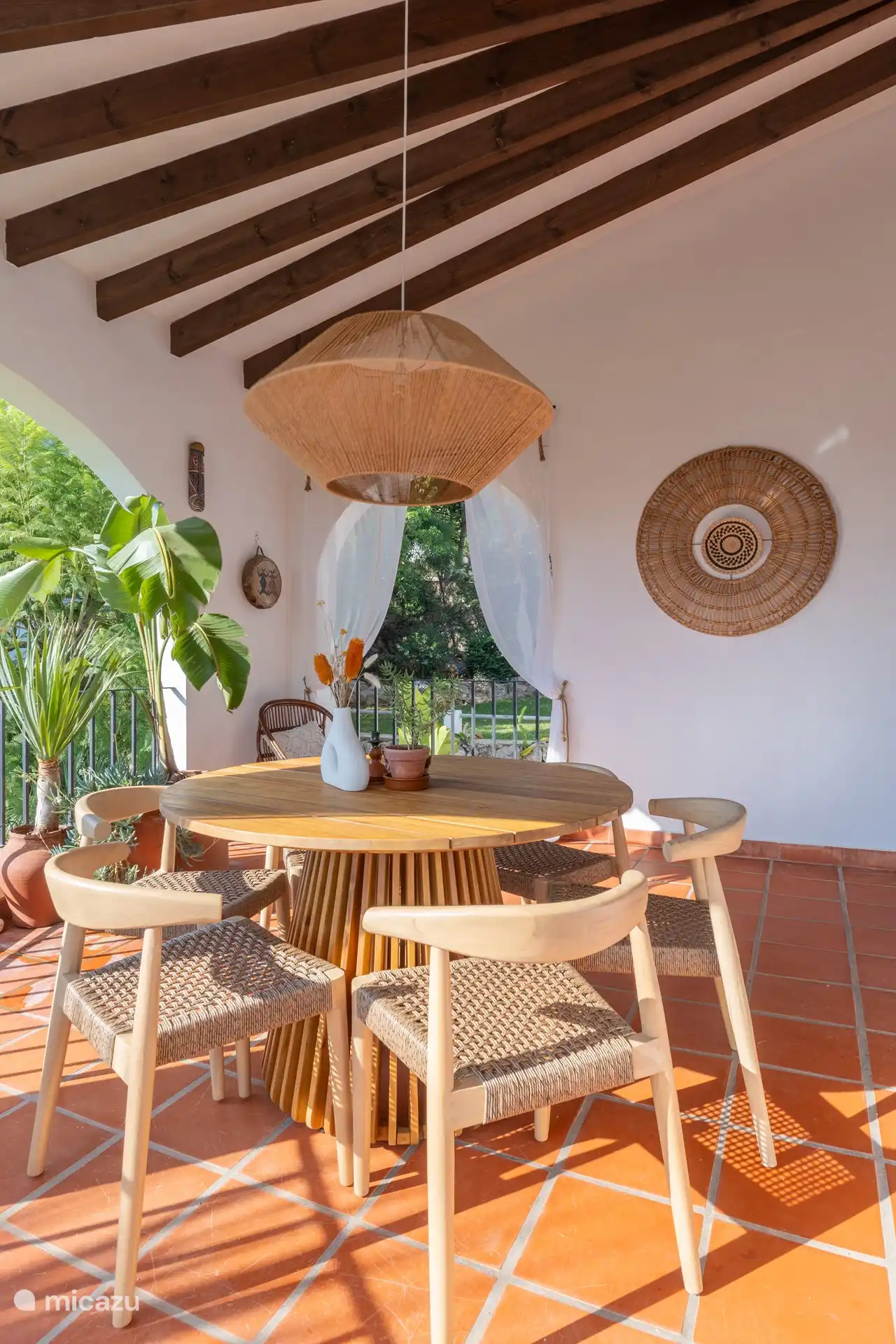 Esstisch auf der oberen Veranda