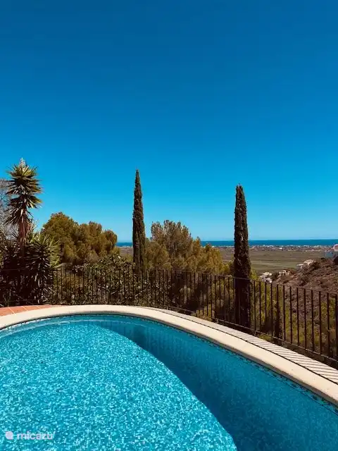 Blick ins Tal und auf das Meer