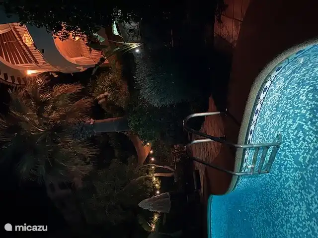 Haus und Pool bei Nacht