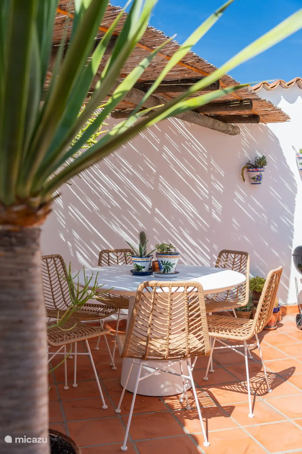 Terrasse mit Sitzgelegenheiten und Außenküche und Grill