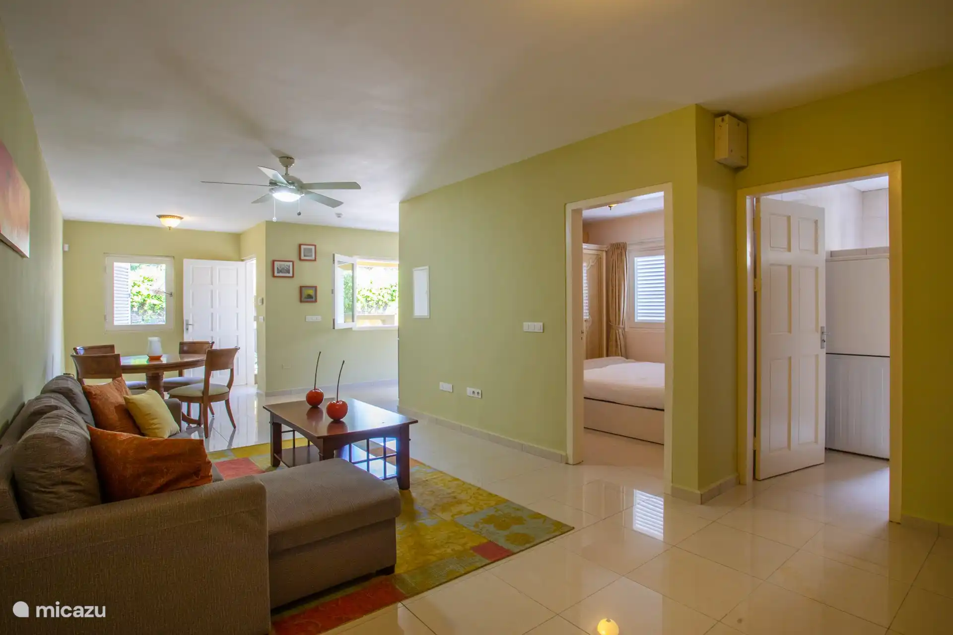 Wohnzimmer mit offenem Grundriss der Wohnung