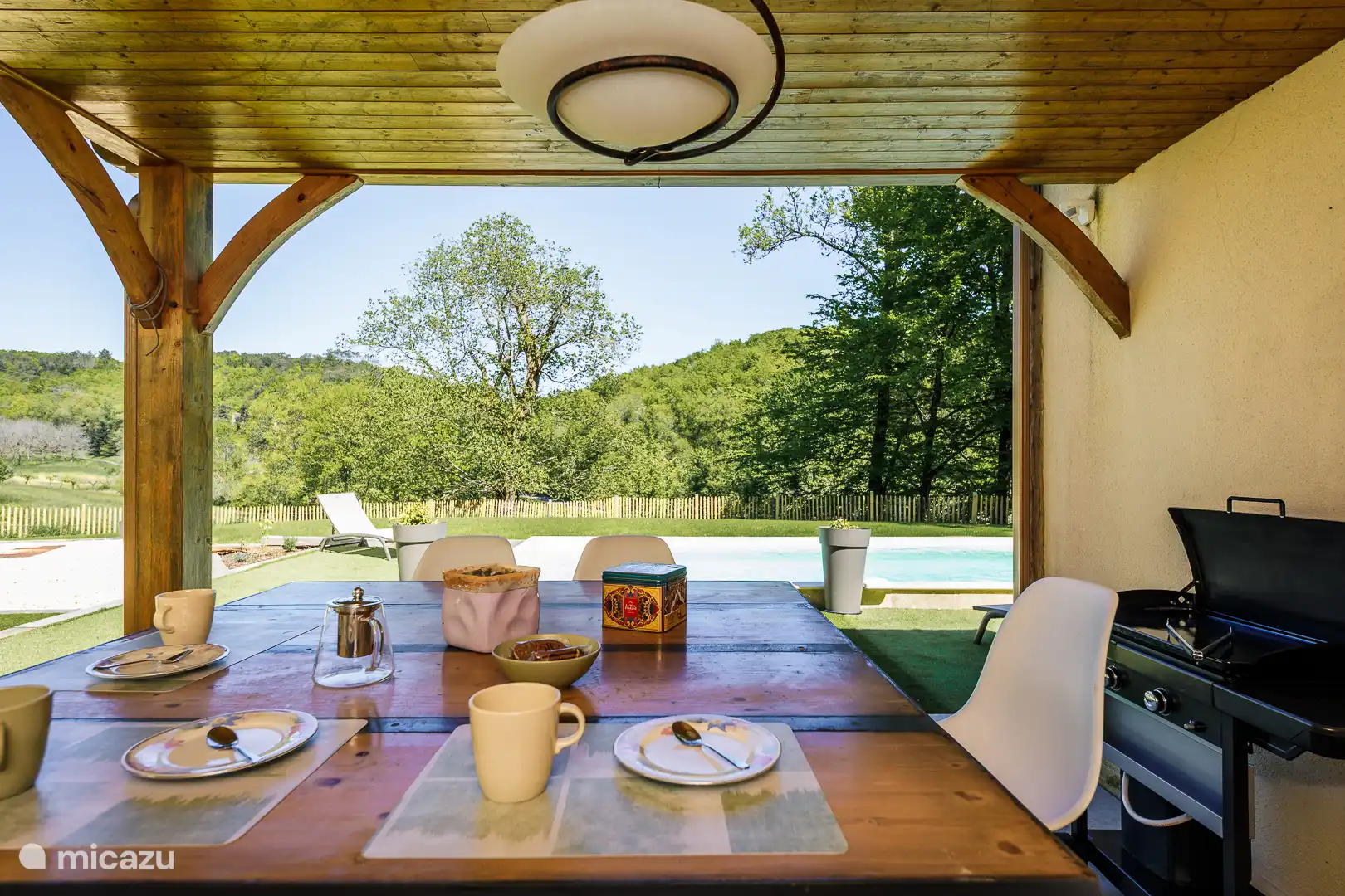 Blick auf den Pool von der Terrasse