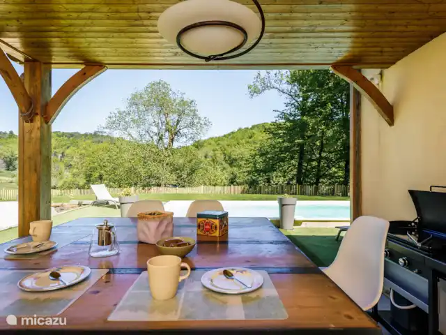Flor de Châtaigne en Francia, Dordoña, Carsac - casa vacacional Vista a la piscina desde la terraza