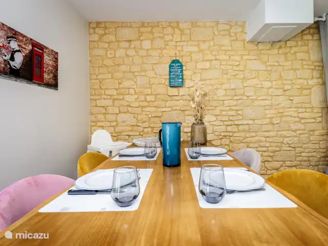 Flor de Châtaigne en Francia, Dordoña, Carsac - casa vacacional Mesa de comedor