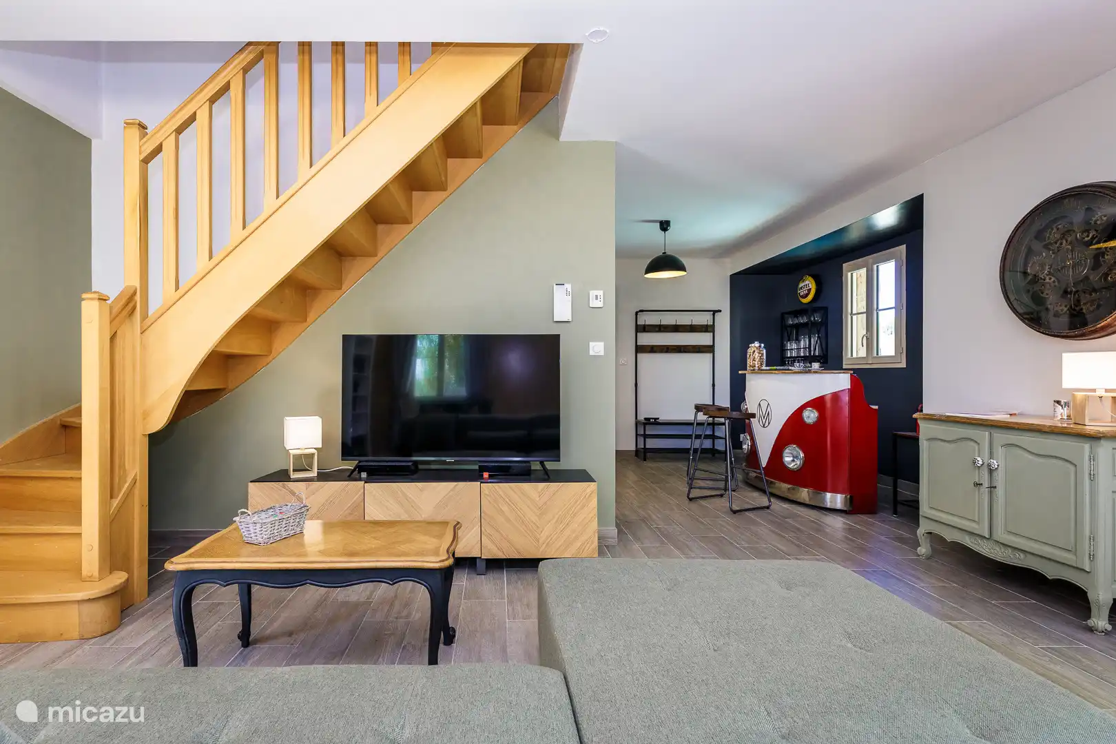 Wohnzimmer und Blick in die Küche