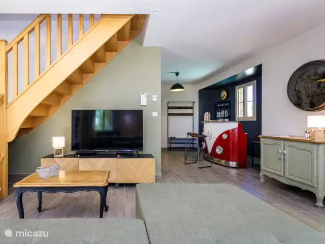 Flor de Châtaigne en Francia, Dordoña, Carsac - casa vacacional Sala de estar y vista a la cocina