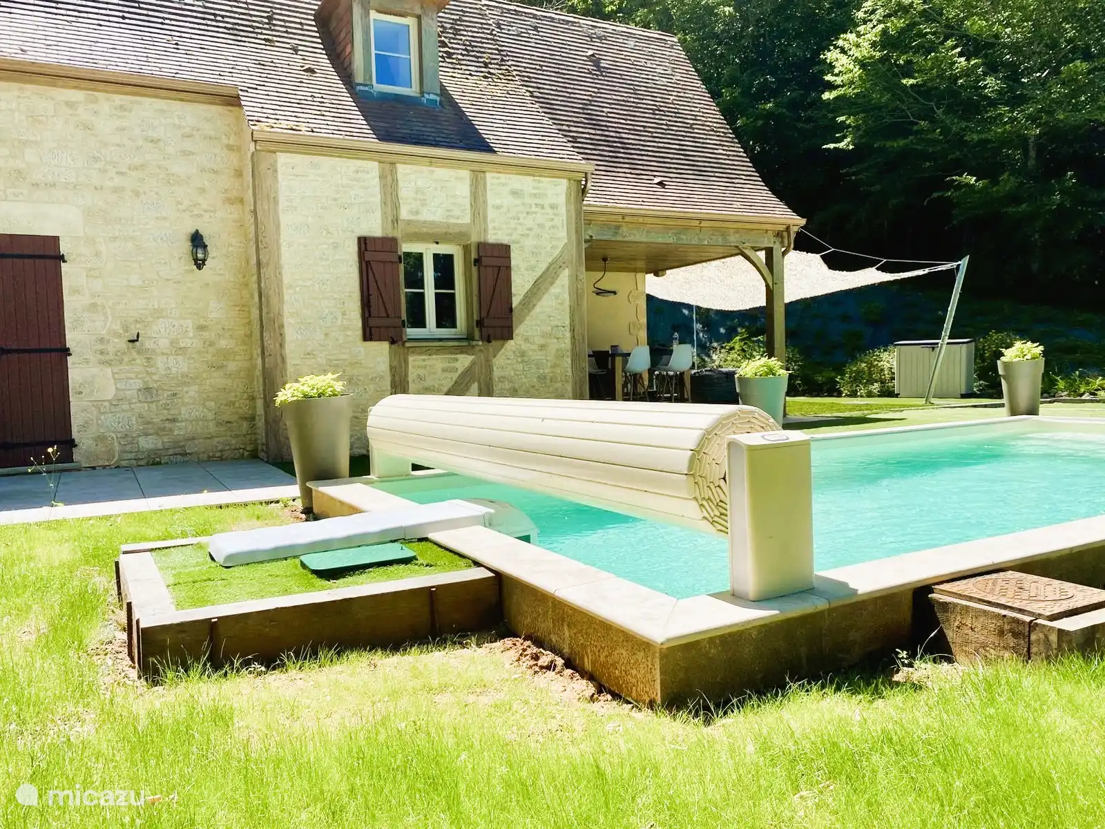 Der Pool kann mit einem elektrischen Rollladen abgedeckt werden