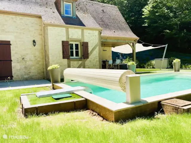 Flor de Châtaigne en Francia, Dordoña, Carsac - casa vacacional La piscina se puede cubrir con una persiana eléctrica