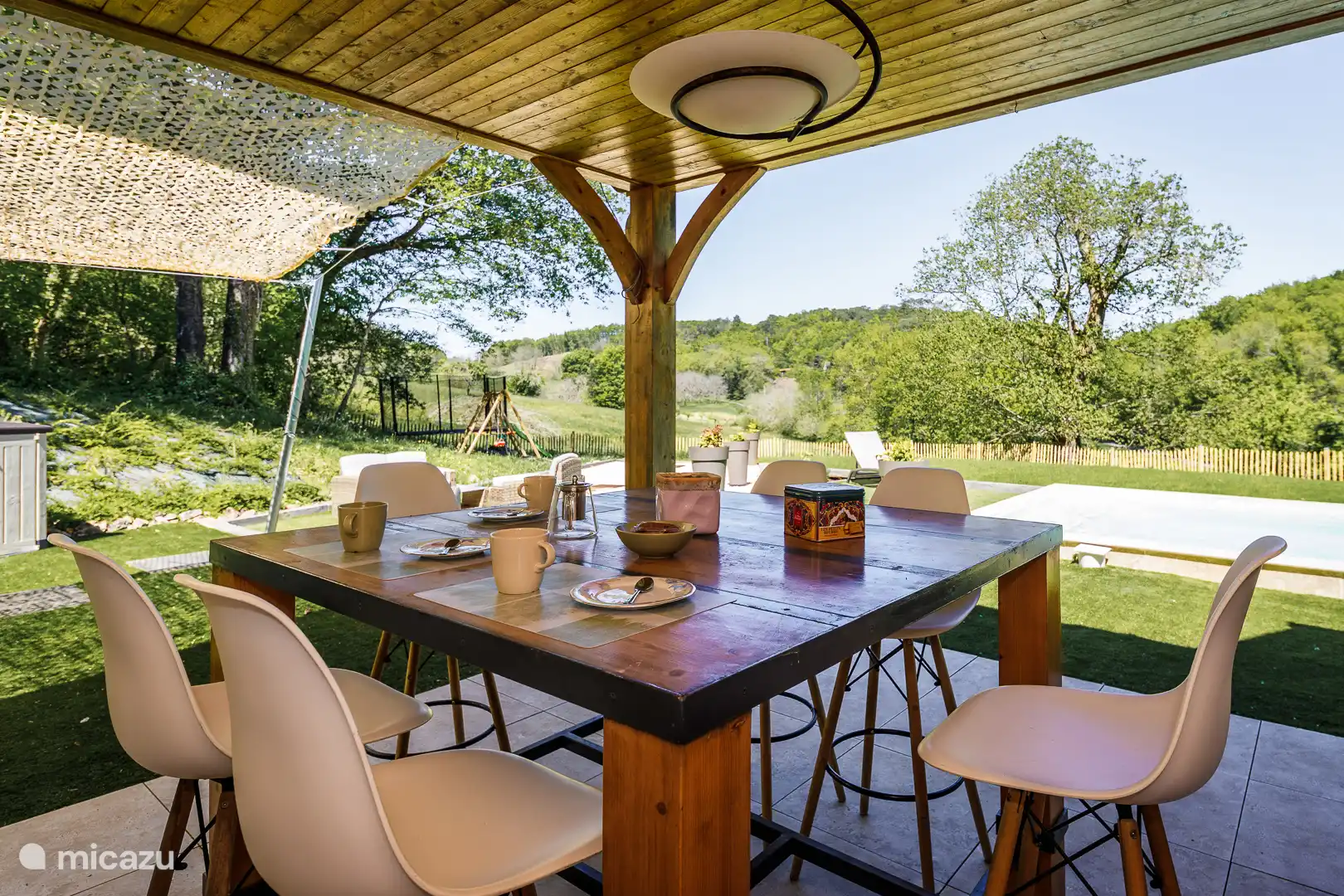 Esstisch auf der Terrasse