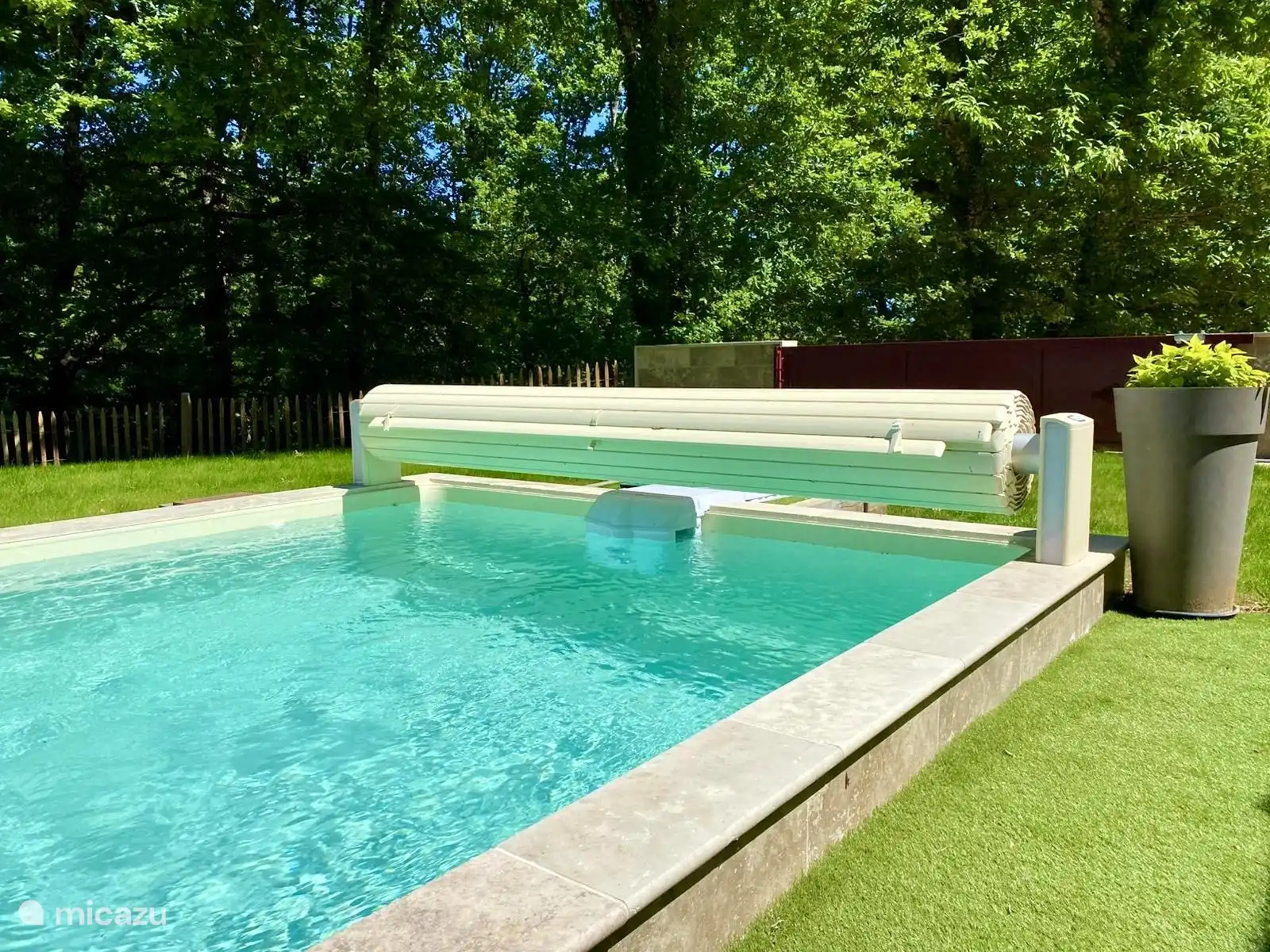 Der Pool verfügt über einen elektrischen Rollladen, damit das Wasser schön warm bleibt