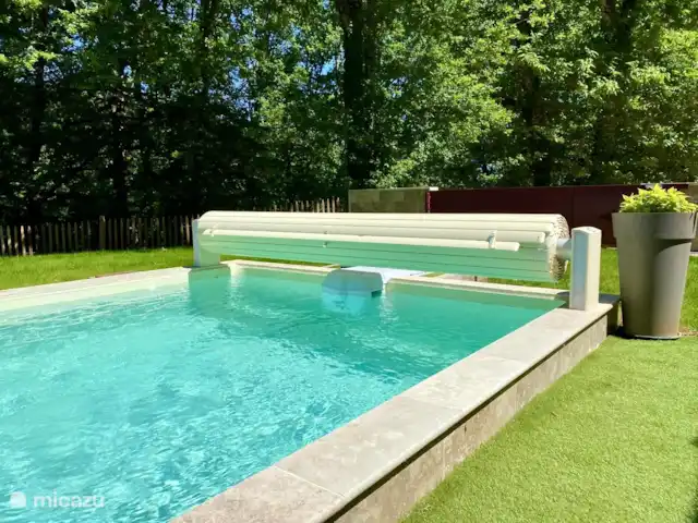 Flor de Châtaigne en Francia, Dordoña, Carsac - casa vacacional La piscina tiene una persiana eléctrica para que el agua se mantenga agradable y tibia