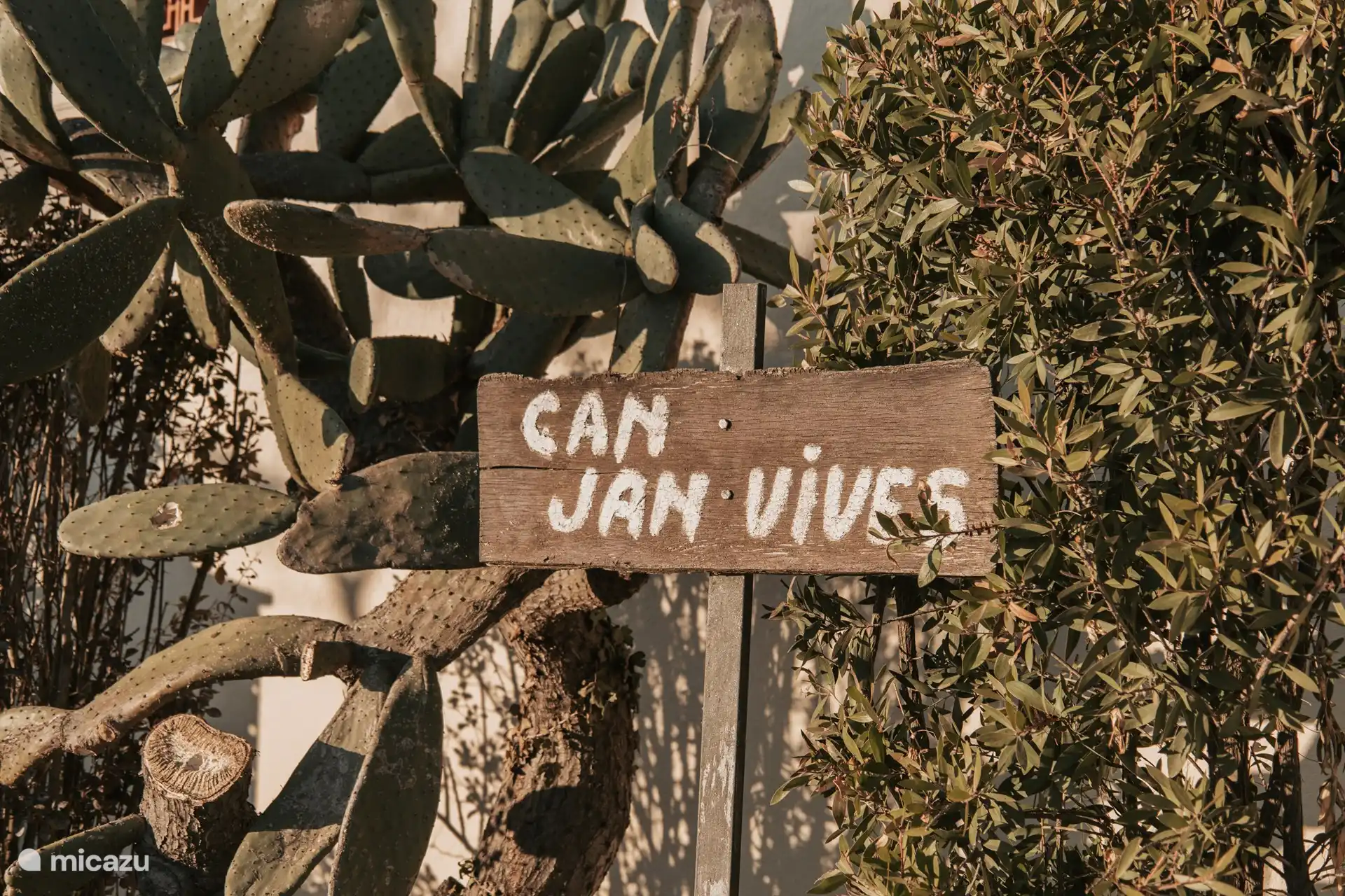 La plaque signalétique de la maison