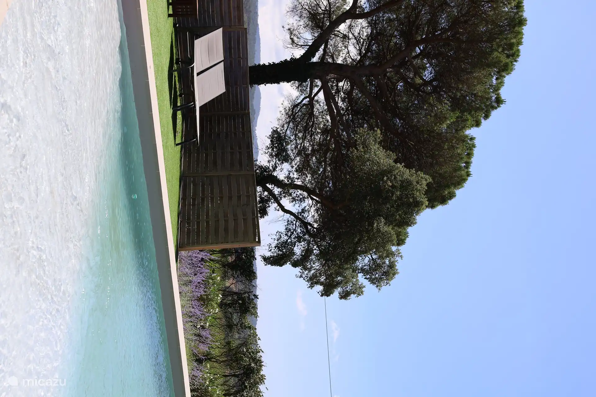 Ici, vous pourrez vous détendre au bord de la piscine