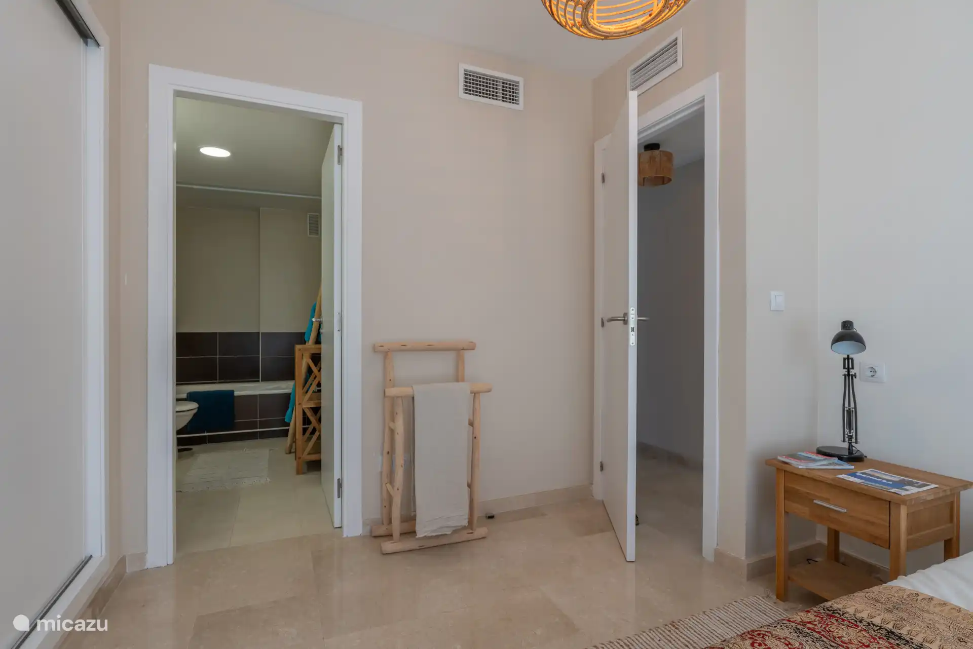 Chambre 1 avec salle de bain attenante