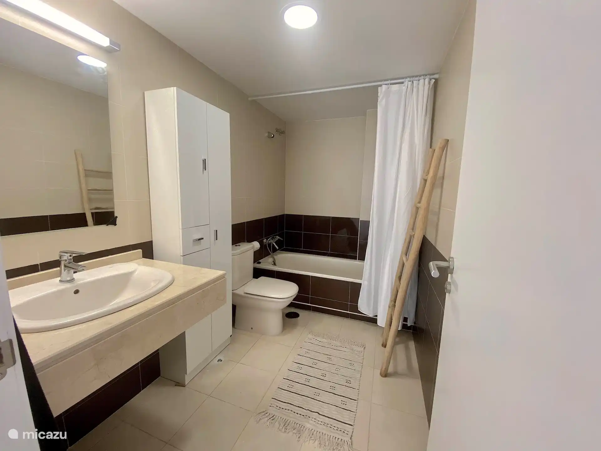 salle de bain attenante à la chambre principale