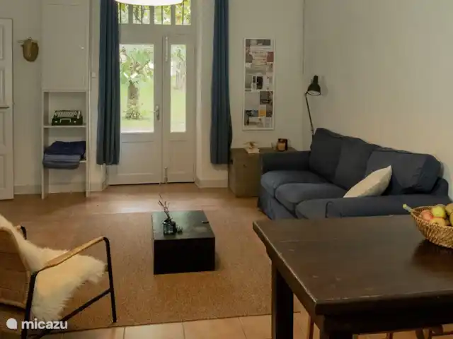 Le Gite de Migou en Francia, Tarn-et-Garonne, Larrazet - casa rural / cabaña La acogedora sala de estar con un cómodo sofá y vista al jardín.