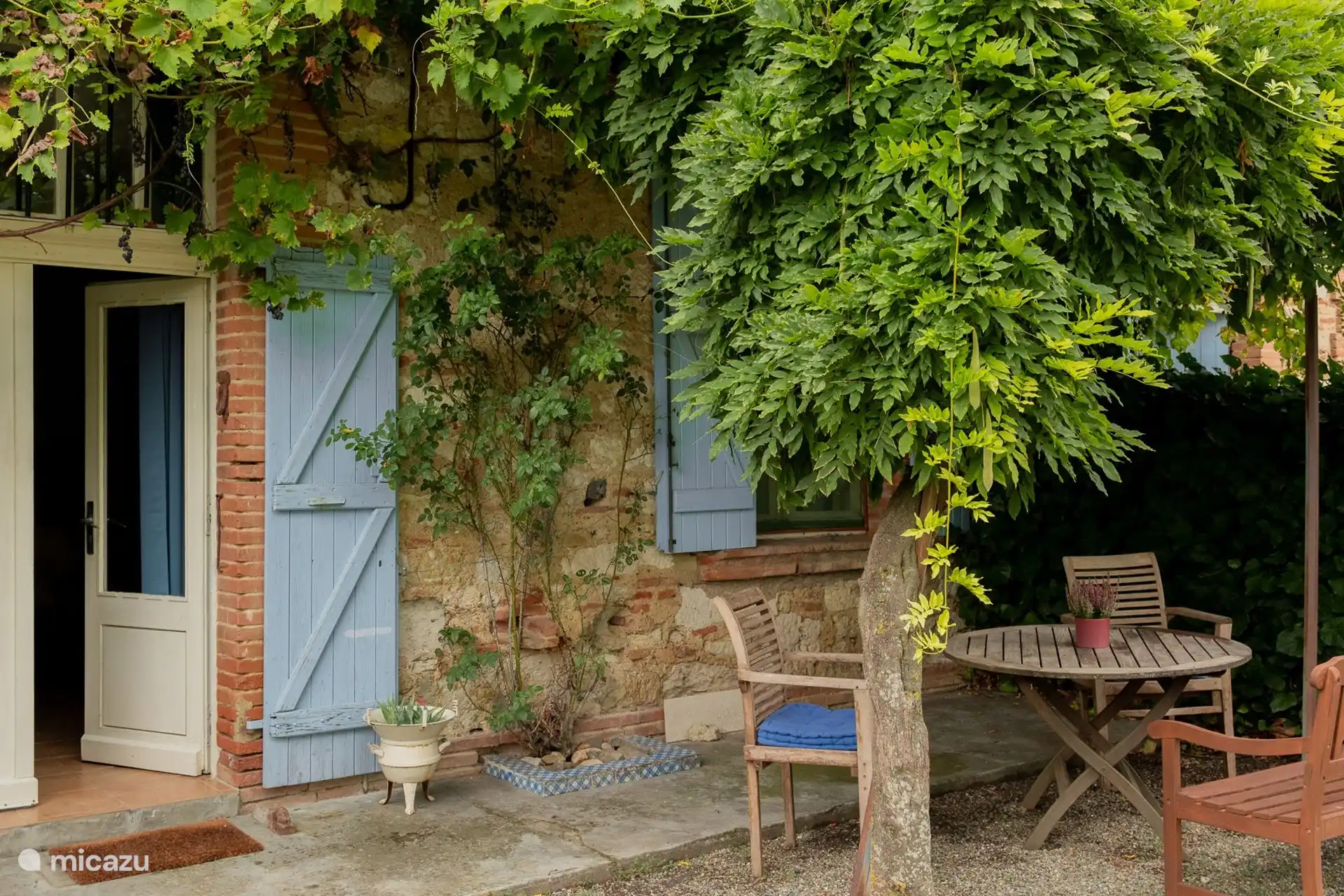 The cozy private terrace.