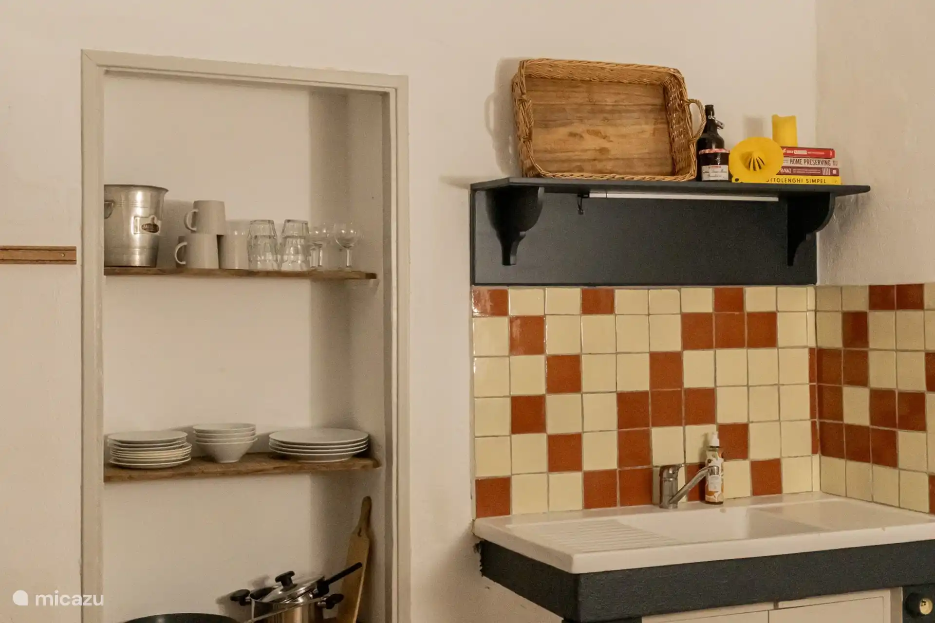 The kitchen fully equipped kitchen, with 4-burner stove, kettle, Nespresso machine and fridge with freezer.