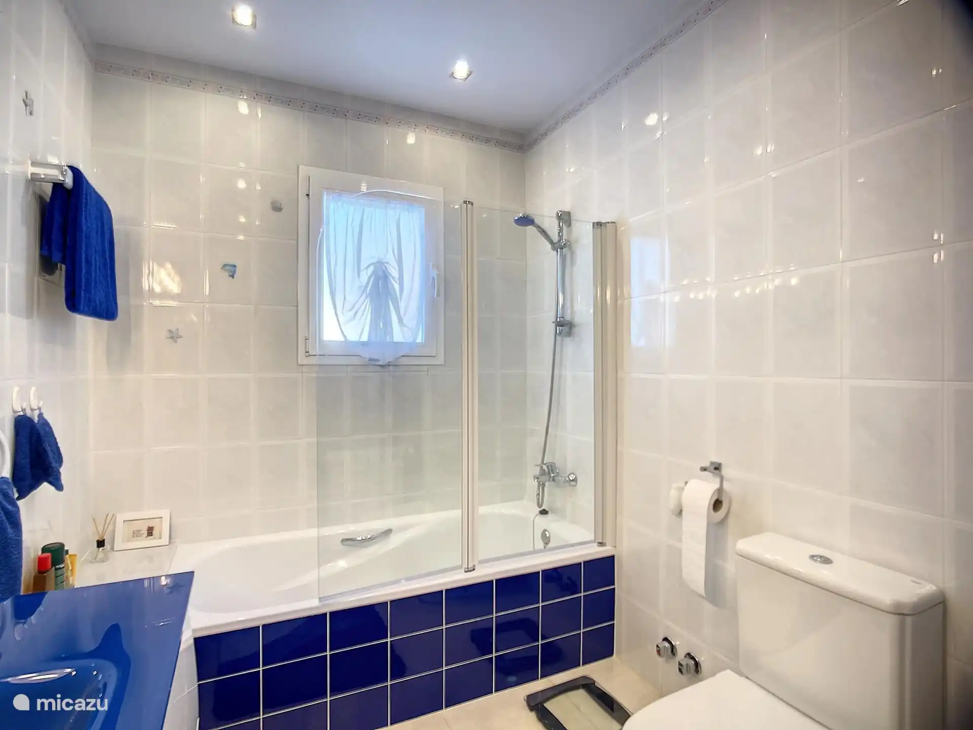 Badezimmer wird mit zwei Schlafzimmern geteilt