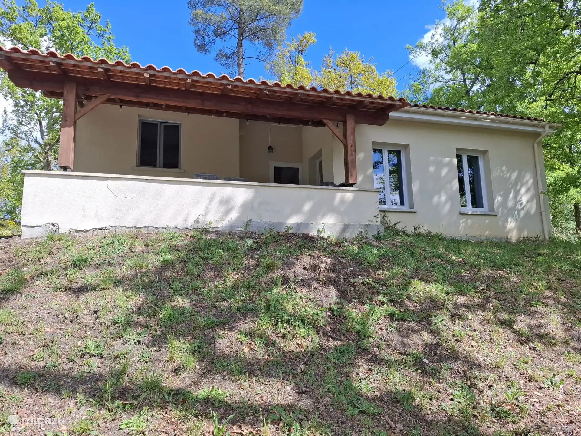 Rückseite mit überdachter Terrasse