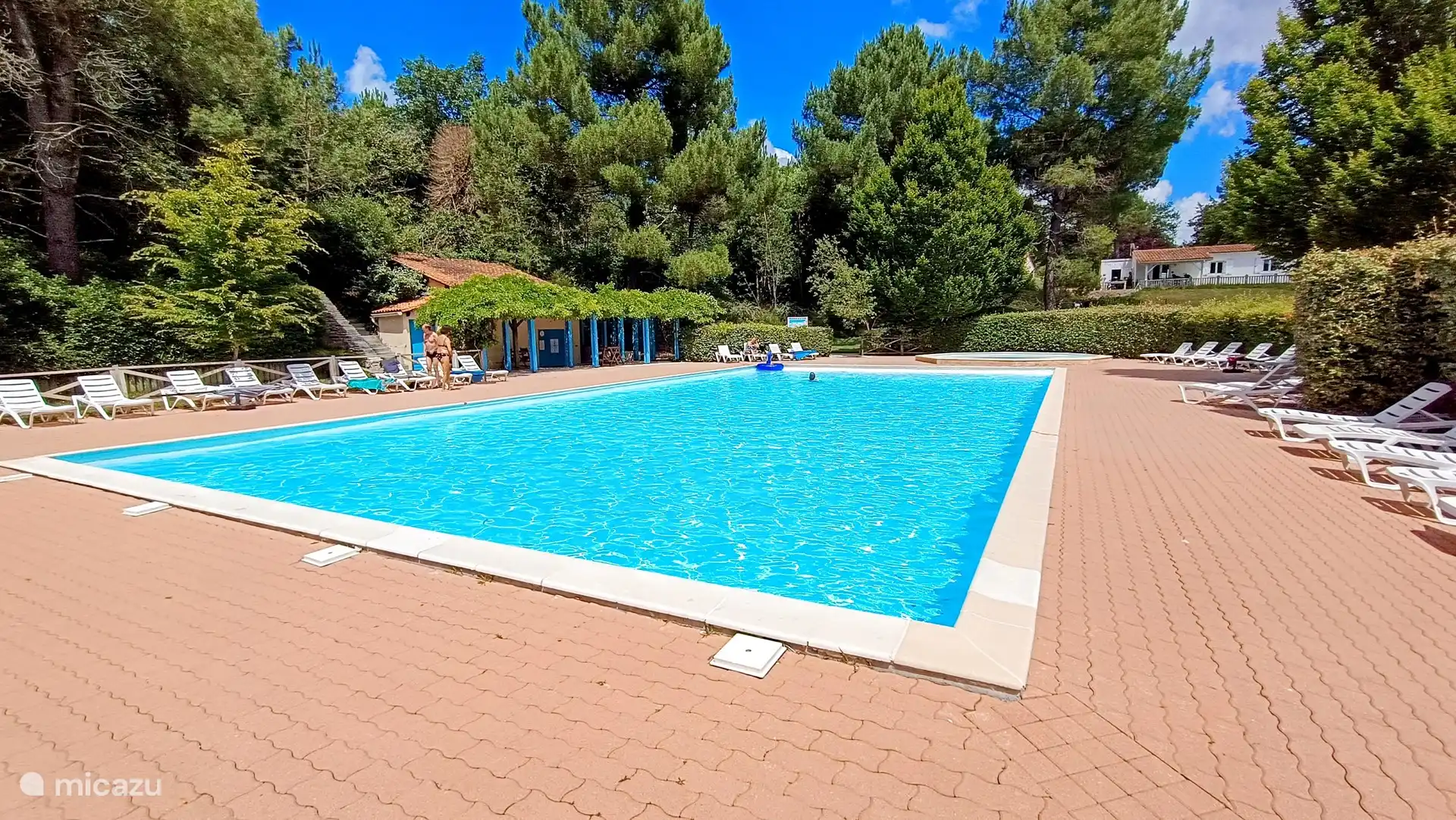 Großer Gemeinschaftspool.