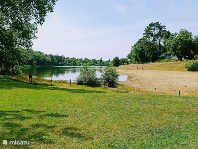 Colombard | France, Charente, Brossac - maison de vacances Le lac de l’autre côté de la rue.