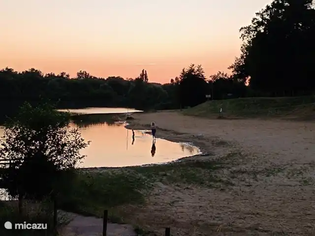 Colombard | France, Charente, Brossac - maison de vacances Le lac au coucher du soleil.