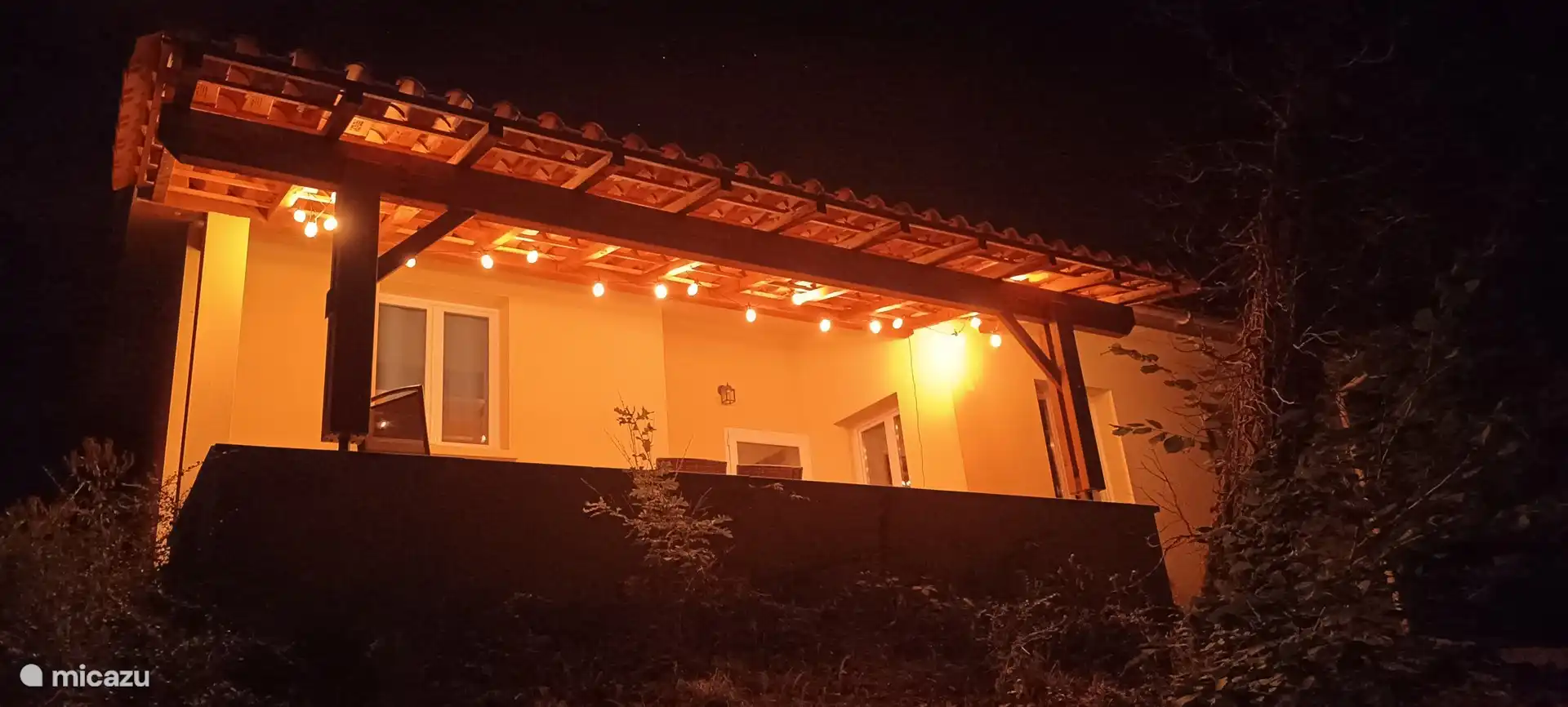 Die Terrasse mit stimmungsvoller Beleuchtung