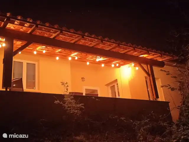 Colombard | France, Charente, Brossac - maison de vacances La terrasse avec éclairage d’ambiance