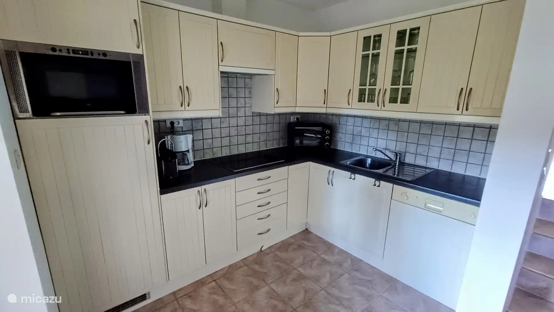 Die Küche ist komplett ausgestattet.