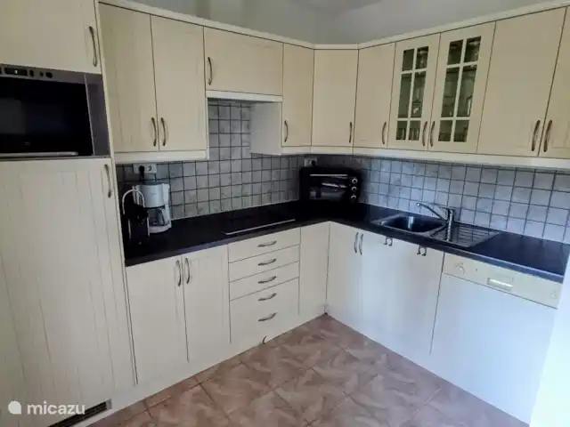 Colombard | France, Charente, Brossac - maison de vacances La cuisine est entièrement équipée.